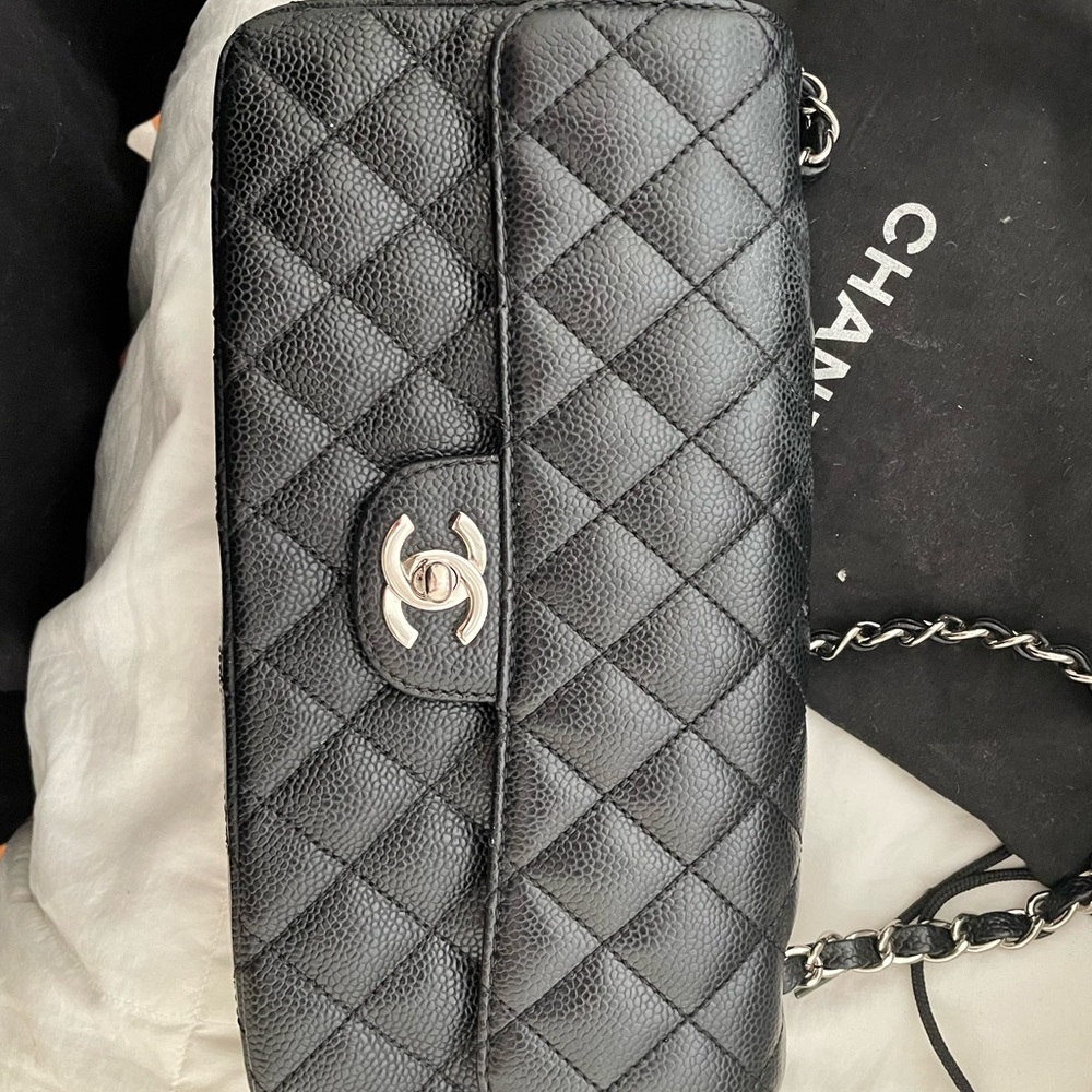 CHANEL Authentic East West single flap quilted, silver tone chain. Caviar. - Picture 2 of 9
